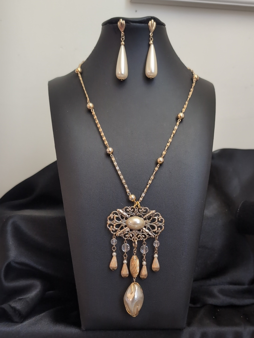 #88. Vintage Gold & Pearl Pendant Necklace & Earrings
